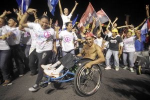 Seguidores de Daniel Ortega, durante la celebración en Managua de su reelección como presidente. ::
AP/