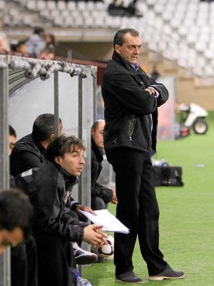 Nacho Martín observa la evolución de los suyos durante un encuentro liguero. ::
FERNANDO DÍAZ/
