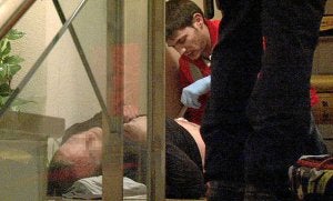 Sanitarios atienden al detenido, herido con su propio cuchillo en el tórax. :: LUIS CALABOR/
