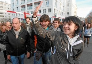El diputado general de Gipuzkoa, Martin Garitano, ayer en Bayona junto a los prófugos de la justicia Josu Esparza y Aurore Martin. :: EFE/