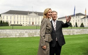 El presidente alemán, Christian Wulff, posa sonriente junto a su esposa, Bettina, a las puertas del palacio de Bellevue, en Berlín./ Odd Andersen / AFP/