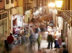 El bullicio callejero es constatable en la calle Laurel en hora punta. ::
SERGIO ESPINOSA/