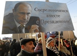 Casi 60.000 personas se movilizaron ayer en San Petersburgo en apoyo de la candidatura del actual primer ministro . :: REUTERS/