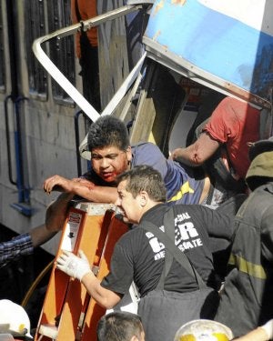 Miembros de los equipos de emergencia extraen a un pasajero de uno de los vagones. :: REUTERS/