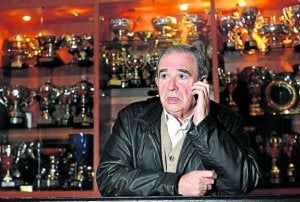 Iñaki Bolinaga, en las oficinas del Arrate, ante la vitrina repleta de trofeos del club. ::
FELIX MORQUECHO/
