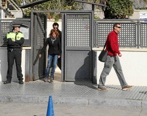 Nathalie C., de 47 años, sale escoltada por un agente de la vivienda donde mató a su madre. ::
EFE/