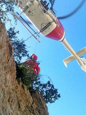 El helicóptero de la Ertzaintza rescata a un montañero./ E.C./