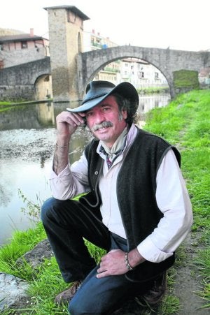 Noailles visitó esta semana Balmaseda y posó con el Puente Viejo al fondo. / PEDRO URRESTI/