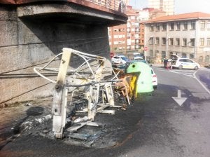 El fuego, desatado al final de la Gran Vía, provocó una larga columna de humo negro. :: LUIS CALABOR/
