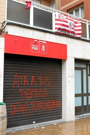 La persiana de la sede del PSE de Santurtzi, cubierta de pintadas./EFE/
