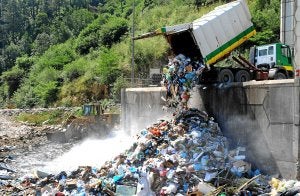 Un camión vierte su carga en Igorre. :: IGNACIO PÉREZ/