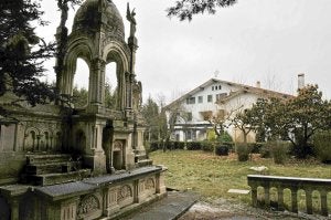 El antiguo colegio está en estado ruinoso. /I. AIZPURU/