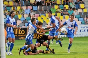 El Barakaldo necesita marcar en el choque de vuelta. :: JORDI ALEMANY/