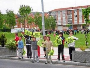 Los vecinos han realizado varios actos de protesta contra la construcción de pisos en la campa. ::
V. D. L./