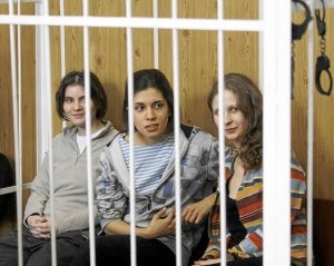 Las integrantes de 'Pussy Riot', en la celda de los acusados. :: EFE/