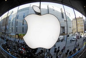 Cientos de personas hacen cola ante una tienda de Apple en Munich para hacerse con uno de sus lanzamientos. /REUTERS/