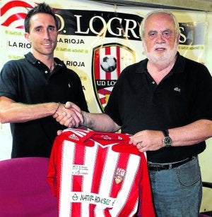 Rubén García, junto a José Luis Bermejo, durante la presentación oficial del futbolista. ::
ÓSCAR SOLORZANO/