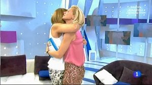 Las dos presentadoras se fundieron en un sentido abrazo al comienzo de la entrevista. ::
TVE/