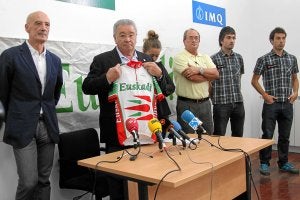 Miguel Madariaga muestra el primer maillot de la Fundación Euskadi, que recuperará ahora. :: TELEPERSS/