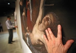Una técnica reproduce las obras en relieve para reconocerlas por el tacto. ::
MAITE BARTOLOME/