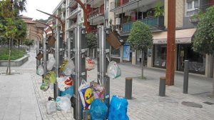 El PNV ha alertado a través de un fotomontaje de que los colgadores para las bolsas se concentrarán en 'islas' en las calles. :: EL CORREO/