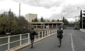 Dos empleados se dirigen a la central nuclear de Garoña. / A. Gómez/