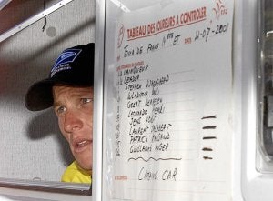 Lance Armstrong sale de un control antidopaje durante un Tour de Francia. / Efe/