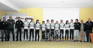 Las chicas del Debabarrena, en la presentación del equipo en diciembre de pasado año. ::
J. J DE CASTRO/