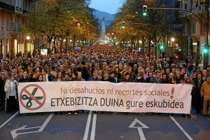 La marcha, convocada por colectivos sociales y sindicatos, reclamó que no haya «ni un desahucio más». :: LUIS ÁNGEL GÓMEZ/