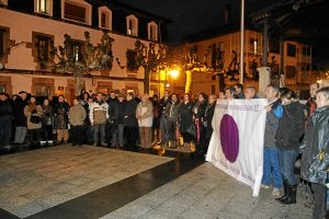 Concentración vecinal contra el crimen ayer por la tarde en Araia. ::
RICARDO DEL VAL/