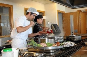 Profesionales de la escuela, en plena faena. ::
AYUNTAMIENTO DE GETXO/