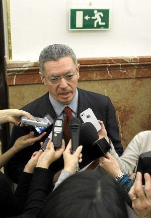 Alberto Ruiz-Gallardón, en los pasillos del Congreso. :: EFE/