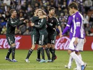 Ozil, abrazado por Arbeloa junto a Xabi Alonso, fue anoche el talismásn del Madrid. ::
AFP/
