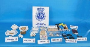 El alijo encontrado en las dos viviendas incluía utensilios para la manipulación de la droga. :: DGT/