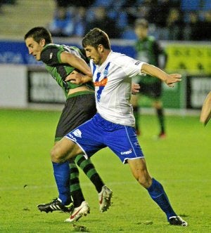 Juanma pugna con un jugador del Sestao en un partido en Mendizorroza. ::
RICARDO DEL VAL/