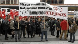 Centenares de trabajadores de Bankia se concentran ante la sede en protesta por el ERE./ Efe/
