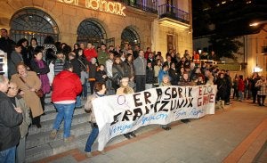 La concentración, con el alcalde Josu Bergara a la cabeza, exigió que ninguna agresión machista quede sin respuesta. :: PEDRO URRESTI/