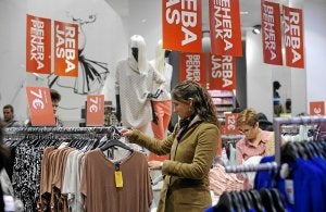 Ayer comenzaron a colgarse los primeros carteles anunciando las rebajas. / F. Goméz/