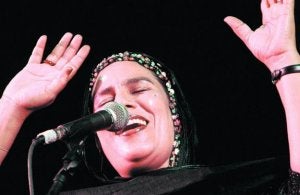 Mariem Hassan durante una actuación anterior en un concierto. ::
JUAN JOSÉ GARCÍA/