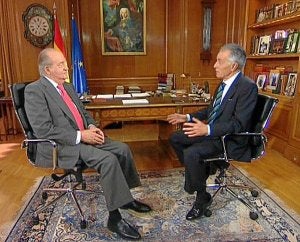Don Juan Carlos y Hermida, durante un momento de su cordial conversación en TVE. :: EFE/