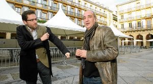 Sémper se viste un abrigo en presencia de Martin Garitano en San Sebastián. :: ARIZMENDI/