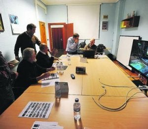 Deliberación del jurado en la pasada edición. ::
FÉLIX MORQUECHO/