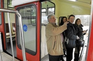 Los participantes en la 'Social Trip' subieron a Artxanda en funicular. ::
F. GÓMEZ/