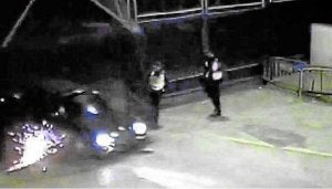 Momento en que un coche kamikaze revienta la valla. /E. C./