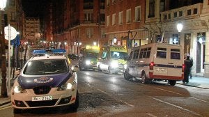 La Ertzaintza y las ambulancias, junto al local. :: L. CALABOR/