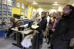 Una familia lleva dos días encerrada en una oficina gaditana para recuperar el dinero de su viaje. /Efe/