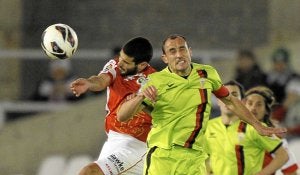 Iván Agustín pugna por un balón aéreo . :: DIARIO MONTAÑÉS/