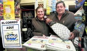 De las Heras recibió jamón y vino como premio a su trabajo. ::
P. U./