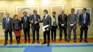 El lehendakari intercambia un comentario con Miguel Ángel Lujua, presidente de Confebask, durante su reunión con la patronal. /Iosu Onandia/