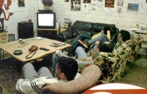 62.000 jóvenes vascos suelen pasar su tiempo de ocio en lonjas juveniles. /Mitxel Atrio/
